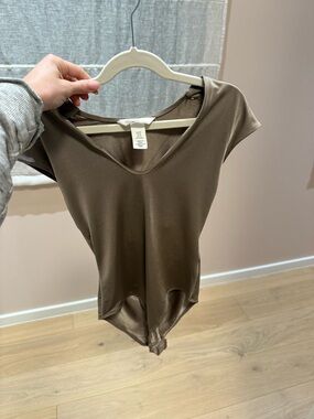 H&M Taupe V-Neck Cap Sleeve Bodysuit
